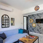 Uzumlu Village 1 Bedroom With Private Garden And Pool וילה
